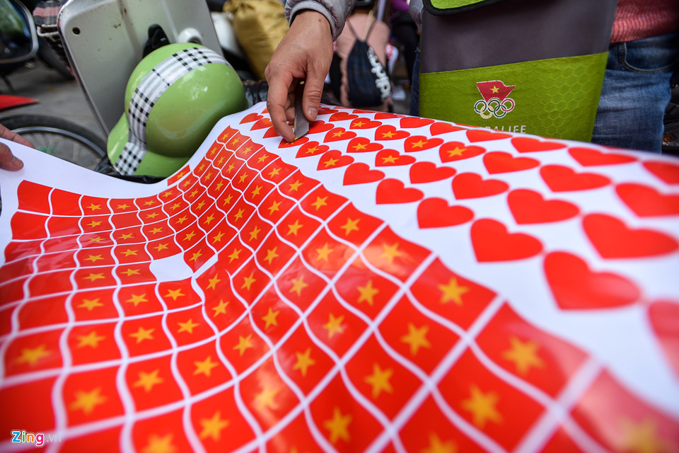 Người dân Hà Nội tấp nập mua đồ cổ vũ U23 Việt Nam